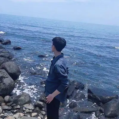 2019男生微信头像伤感忧郁的心里有故事的男人