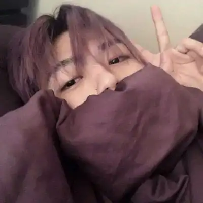 捂着男生脸的情侣头像这