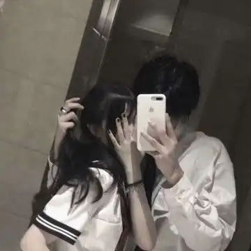 情侣头像一人一半接吻情