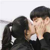 一对两张亲亲伴侣2022头像