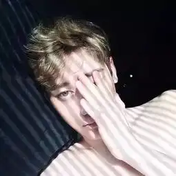 过年这么无聊,只能看看颜值超高的模特小哥哥咯