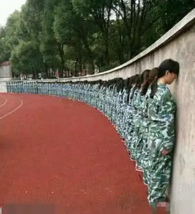 医学院的妹子,这是在模仿什么手术呢
