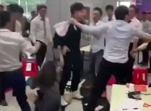 情侣为拍抖音被一群人围殴,这样的恶搞玩笑也能开
