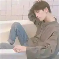 微信头像男生低头伤感低头看着爱念