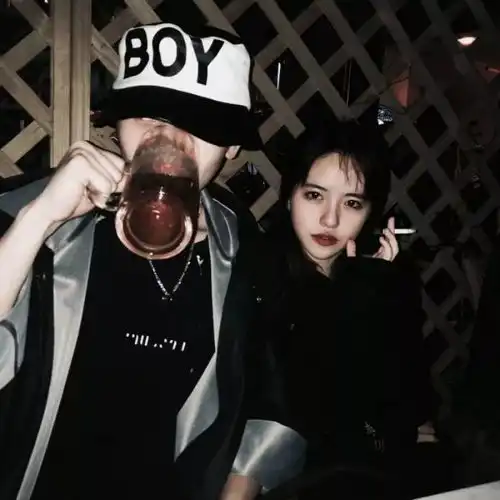 港风情侣头像一男一女情