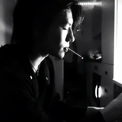 复古头像男抽烟小男生