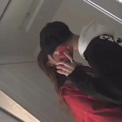 亲嘴情侣头像一边一个最潮最火亲吻情侣头像一对
