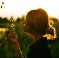 谁又此类头像一个人最好是男生站在夕阳下很唯美的感觉类似的也可以