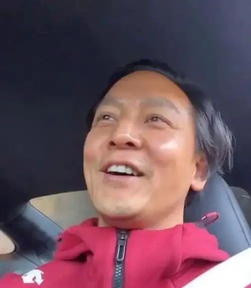 45岁吴彦祖近照曝光,素颜跟陈冠希有的一拼,谜之角度暴露双下巴