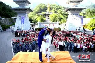 河南情侣挖掘机上重现胜利之吻纪念抗战胜利70年