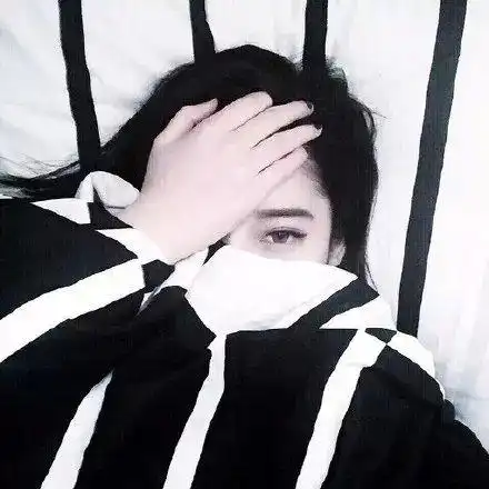 女生头像扯衣领遮住嘴巴的
