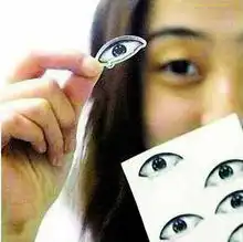 学生白领流行贴假眼睛打瞌睡