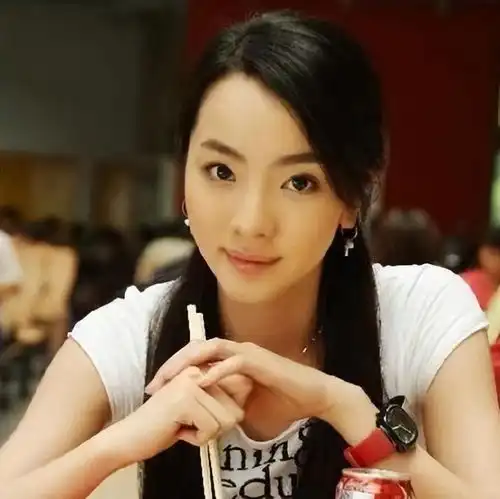 告别央视的主持人李思思,嫁给自己初恋三年生两娃后,现状如何