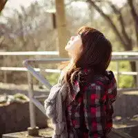 唯美意境的女生扣扣头像时间在走,人的心也在走