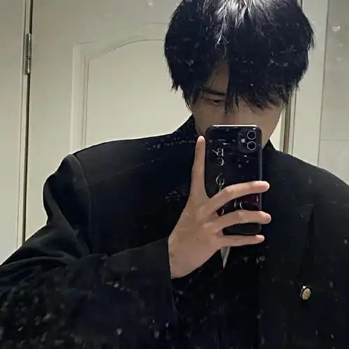 优质男头看破红尘敲木鱼