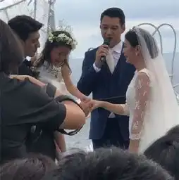 贾静雯婚礼上的波妞一个人走秀气场十足引来众人拍照围观