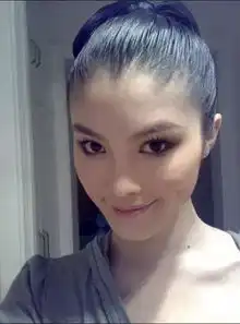 皮肤白才是合影杀手,ab凹造型都凹僵了,何穗只需微笑