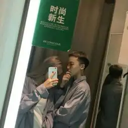 情侣头像一人一半接吻女