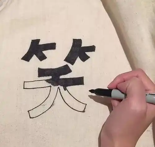 网易云热评你要记住,一块钱的打火机也能点着一千块钱的烟