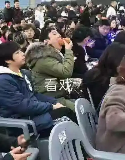 这张照片彻底被网友玩坏了王思聪我为什么要吃那个热狗