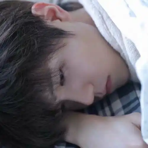 捂着男生脸的情侣头像眼