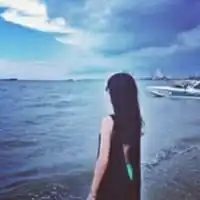 好看的背景是蓝色的海的女生头像