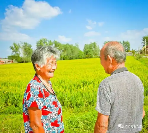 陪伴老一辈最美爱情孙女为80岁爷爷奶奶拍最萌情侣照
