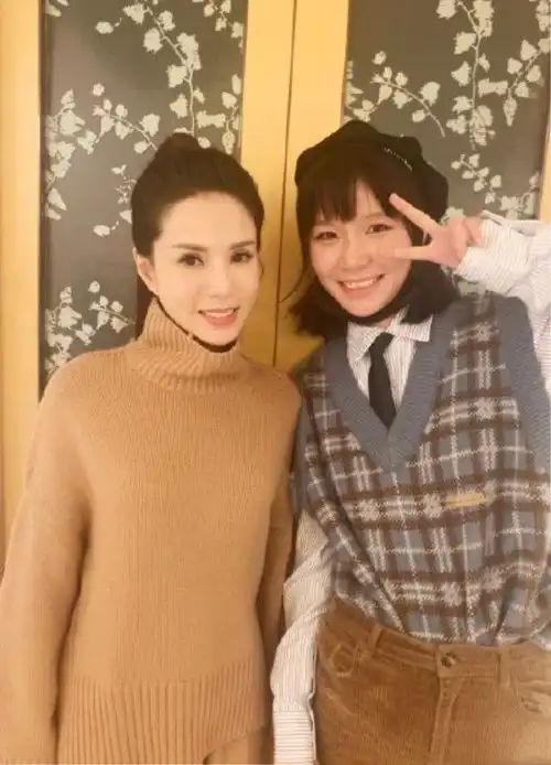 李若彤穿古装现身,生图就是个干瘪老太婆,明星离开包装也普通