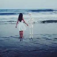 姑娘一个人在海边