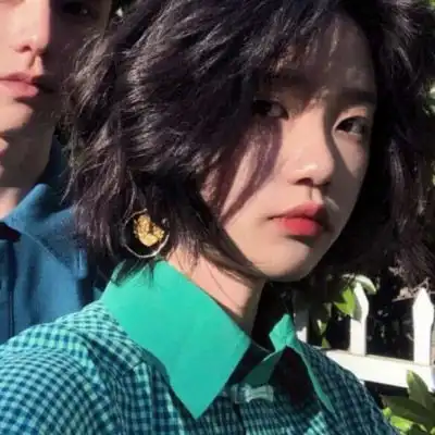 情侣头像一人一半接吻隐