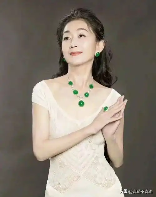 建议中年女人,尽量少戴黄金翡翠多戴这几种首饰,更大气