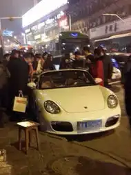 男子保时捷上摆鞋摊网友富二代体验生活