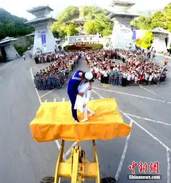 情侣重现胜利之吻水兵服护士装上演经典一幕
