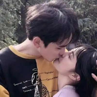 亲嘴情侣头像一边一个最潮最火亲吻情侣头像一对
