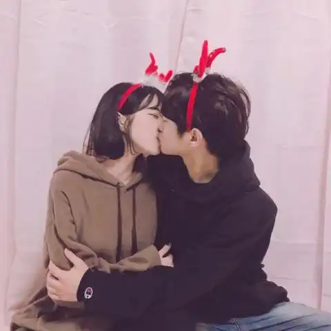 情侣头像一人一半接吻亲