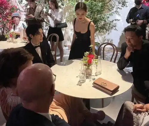 韩庚夫妇十指相扣现身,卢靖姗短发超干练,韩庚现望妻眼超甜