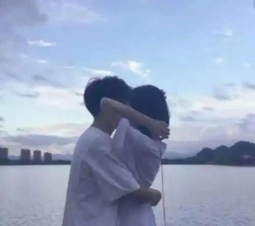qq情侣头像两张分开秒回