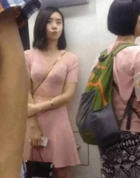 爆笑图集妹子公共场合还能注意下自己形象吗