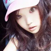 戴棒球帽坐着的90后女生头像微信头像图片大全