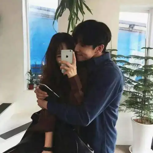 求这两张情侣照片
