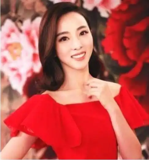 央视春晚主持名单曝光,李思思七登春晚,当年的她还曾忘词手抖