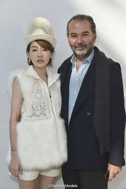 s第三套造型化身雪天使下凡时尚又好笑新增雪天使抽烟...