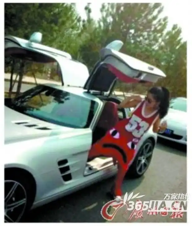 黑龙江一女消防员微博炫富半裸性感照片公布引争议