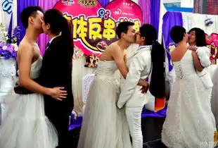 武汉情侣上演反串求婚男生穿婚纱高跟鞋