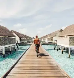 这对小情侣边旅游边撒狗粮,晒一张照片能赚6万元