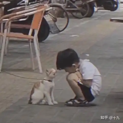 女生逛街时走着走着,突然停下来捂着屁股很慌张,这是为什么女生正常咳嗽了一下,却突然僵住了这是为什么