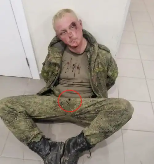 俄军士兵开战车酒驾,撞倒围墙冲进机场,逮捕后被打到浑身是血