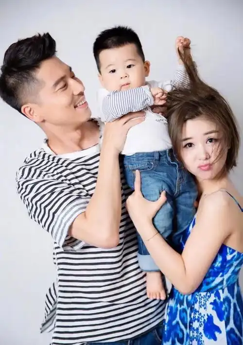 李小萌王雷堪称娱乐圈的真爱代表,一张张图片记录着俩人的幸福