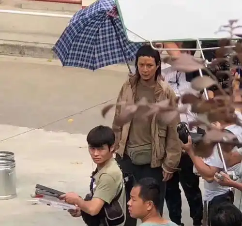 男神形象被毁了吴彦祖拍戏被爆狗啃式发型,网友神点评道出真谛
