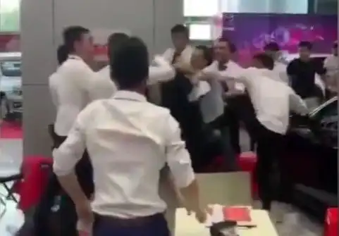 情侣为拍抖音被一群人围殴,这样的恶搞玩笑也能开